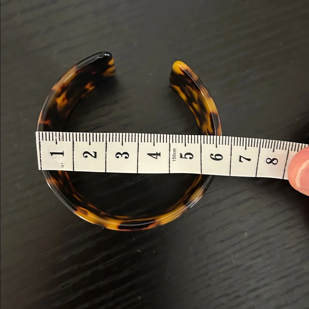 Faux Tortoise print cuff Bracelet - Picture 5 of 6